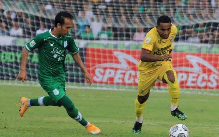 Pemain Semen Padang Pandi Lestaluhu (kuning) mencoba melewati pemain PSMS Medan (hijau) dalam laga lanjutan Grup Barat Liga 2 2022 di Stadion Teladan, Senin (26/9) (ANTARA/HO MO Semen Padang FC)
