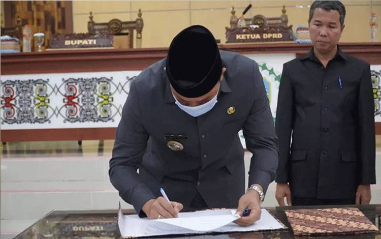 Bupati Lamandau Hendra Lesmana menandatangani dokumen Rancangan Peraturan Daerah Anggaran Pendapatan dan Belanja Daerah Perubahan Tahun 2022. (FOTO : HENDI NURFALAH)