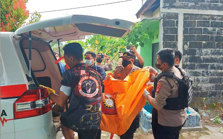 Petugas mengevakuasi jasad korban ke RS Doris Sylvanus Palangka Raya.