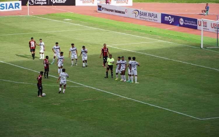 Pemain Persipura Jayapura Ramai Rumakiek bersiap melakukan tendangan bebas saat melawan Putra Delta Sidoarjo di Stadion Lukas Enembe (ANTARA/HO-Media officer Persipura Jayapura)