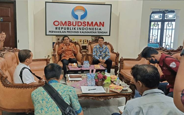 Diskusi Ombudsman bersama dengan Serikat Media Siber (SMSI) Kalteng di Jalan George Obos, Kota Palangka Raya. (FOTO: IST)