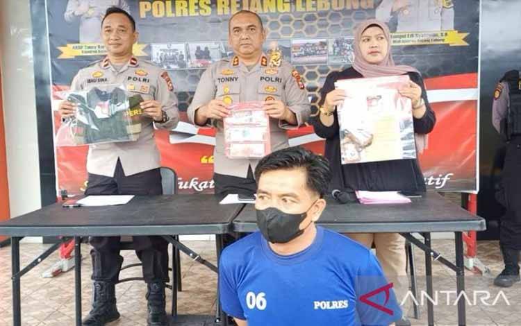 Tersangka SE, oknum wartawan media online yang ditangkap petugas Polres Rejang Lebong dalam kasus pemerasan di wilayah ini. ANTARA/Nur Muhamad