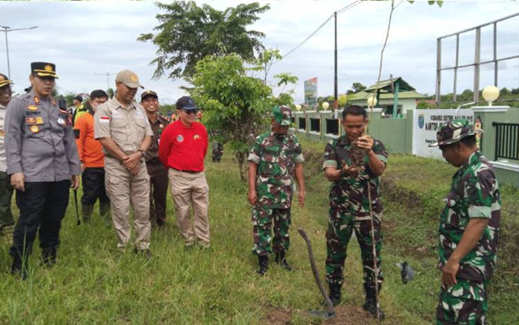 Perwira Penghubung Kodim 1015 Sampit di Kasongan Mayor Chk Suriyanto mengangkat pohon trembesi yang hendak ditanam disaksikan sejumlah pejabat, Kamis, 29 September 2022.
