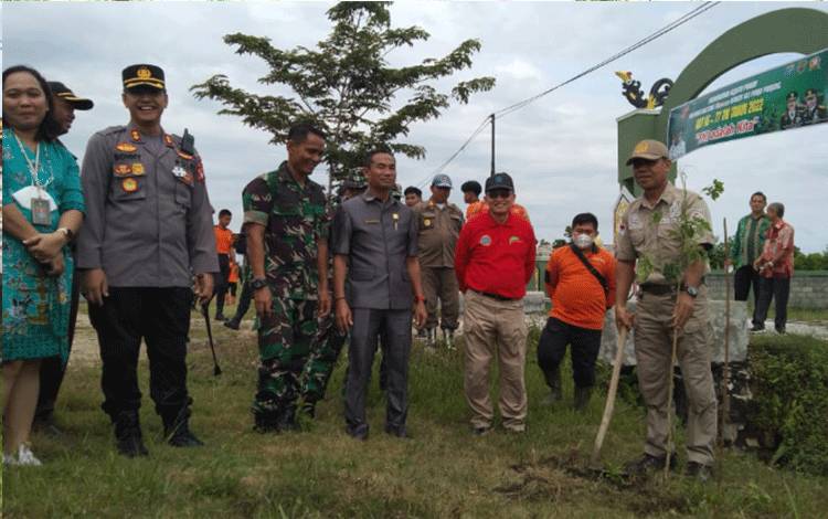 Sekda Katingan, Pransang didamping sejumlah pejabat menanam pohon trembesi di lingkungan Kantor Pabung Kodim 1015 Sampit di Kasongan, Kamis, 29 September 2022.