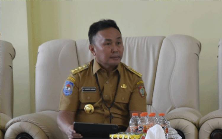 Gubernur Kalimantan Tengah (Kalteng), Sugianto Sabran saat rapat di Rumah Jabatan Bupati Kobar. (FOTO:ASEP)