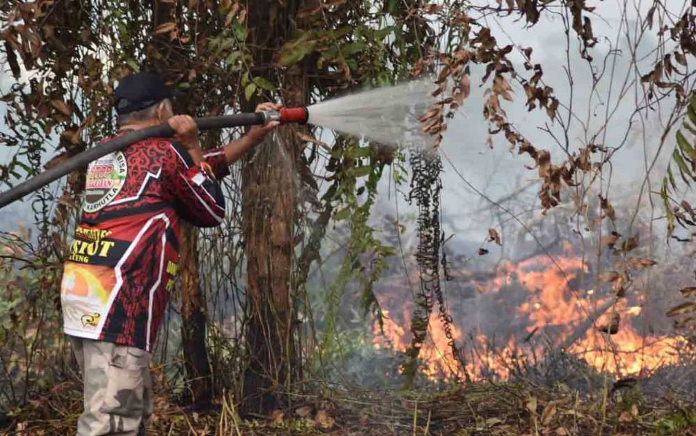 Petugas Pemadam Kebakaran Dinas Kehutanan Provinsi Kalimantan Tengah melakukan pemadaman titik api di wilayah Kota Palangka Raya (FOTO: NOPRI)  