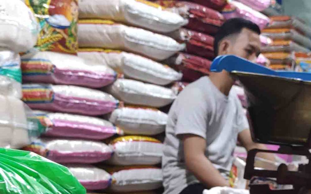 Penjualan beras di Pasar Besar Palangka Raya. Beras menjadi salah satu komoditas penyumbang inflasi di Kota Palangka Raya dan Kabupaten Kotawaringin Timur. (FOTO: HERMAWAN)
