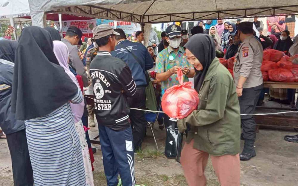 Masyarakat Kelurahan Mendawai, Kecamatan Sukamara, Kabupaten Sukamara mengambil paket sembako gratis di Lapangan Mini, Kamis, 29 September 2022. (FOTO: NORHASANAH)