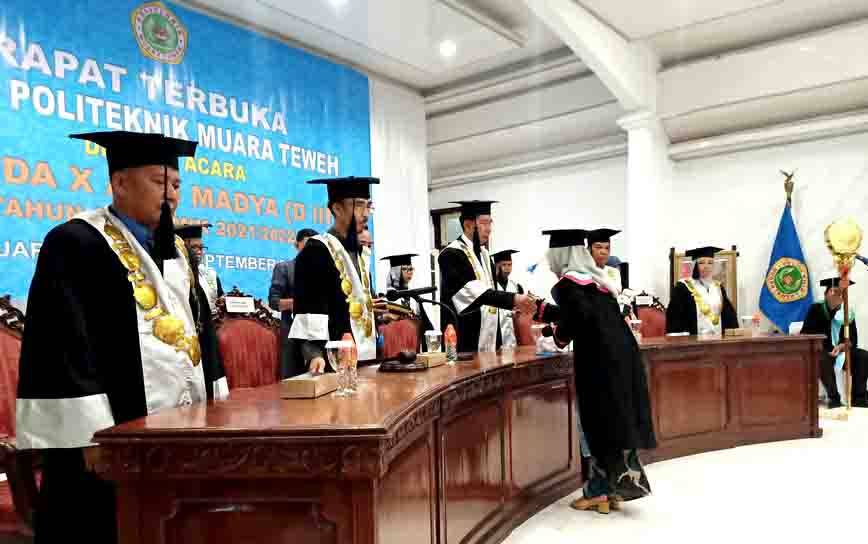 Bupati Barito Utara, Nadalsyah mengikuti rapat terbuka senat Politeknik Muara Teweh, Kamis, 29 September 2022. (FOTO : DHANI)