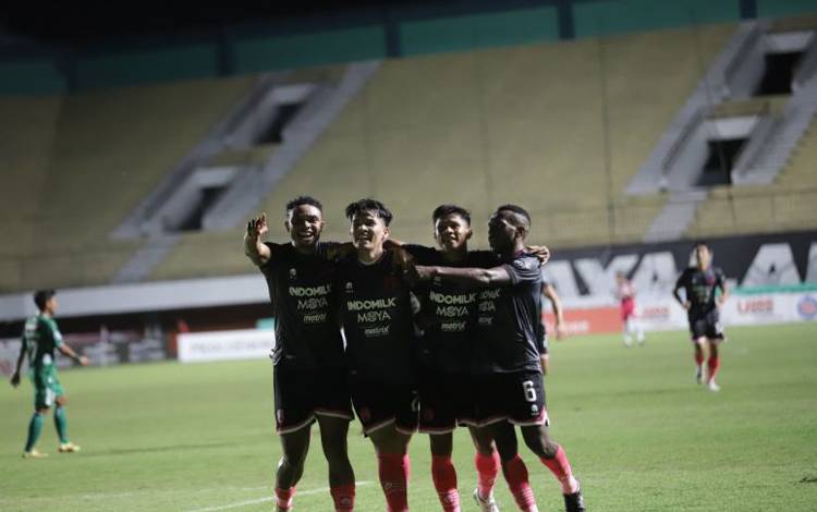 Penyerang Persita Tangerang Wildan Ramdhani (kedua kiri) merayakan keberhasilannya mencetak gol bersama rekan-rekannya pada pertandingan pekan ke-11 Liga 1 Indonesia menghadapi PSS Sleman di Stadion Maguwoharjo, Sleman, Kamis (29/9/2022). (HO-Persita Tangerang)