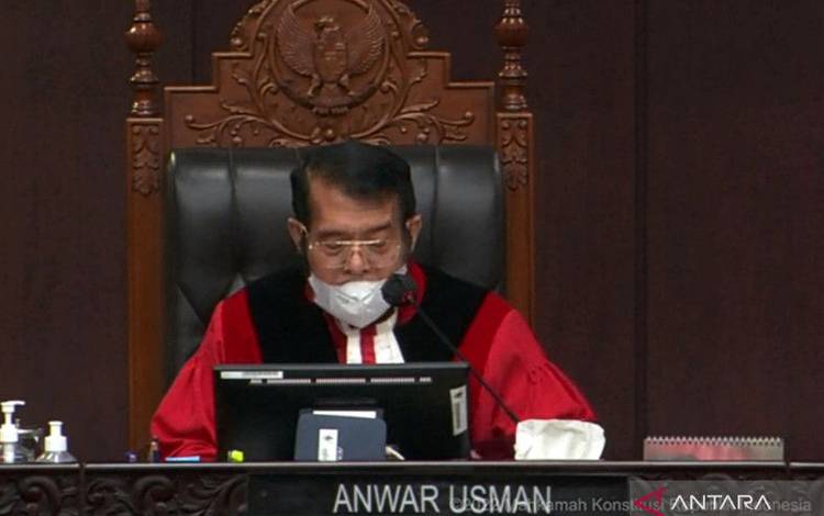 Ketua Mahkamah Konstitusi Anwar Usman saat membacakan amar putusan Perkara Nomor 78/PUU-XX/2022 di Jakarta, Kamis (29/9/2022). ANTARA/Tri Meilani Ameliya