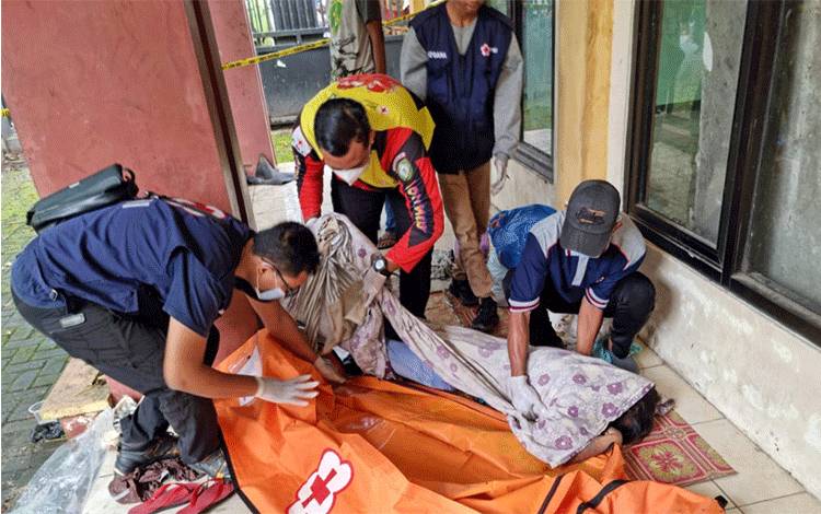  Sejumlah relawan PMI Kotim saat melakukan evakuasi terhadap jenazah korban tewas di Taman Kota Sampit, Jumat, 30 September 2022. (FOTO: HAMIM)
