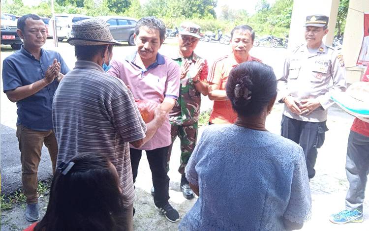  Kepala Disperindagkop Pulpis serahkan paket sembako murah bagi masyarakat Kecamatan Banama Tingang.