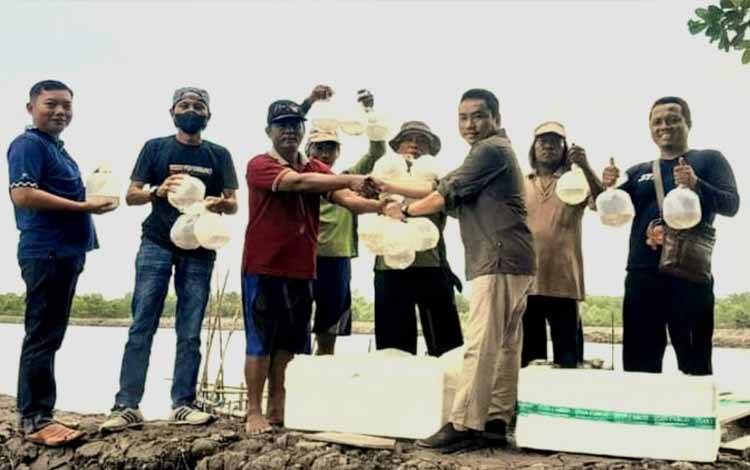 Penyerahan bantuan 120 ekor benih udang windu dari Gubernur Kalteng, Sugianto Sabran kepada Pokdakan Tambak Sungai Ratik Kumai di Kabupaten Kobar. (FOTO: DISLUTKAN KALTENG)