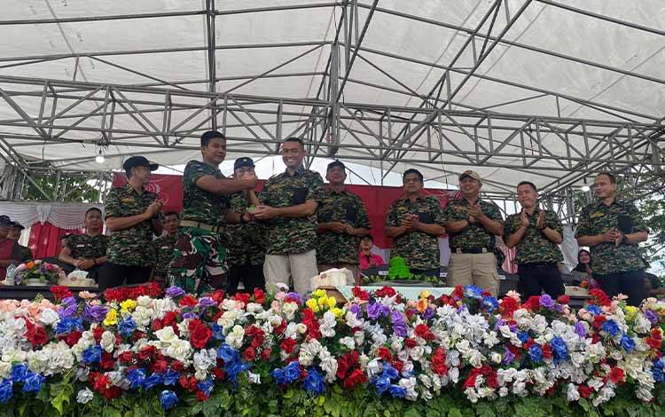 Pembukaan kegiatan lomba tradisional dan seni yang dilaksanakan dalam rangka HUT TNI yang ke-77, Jumat, 30 September 2022. (FOTO: NORHASANAH)