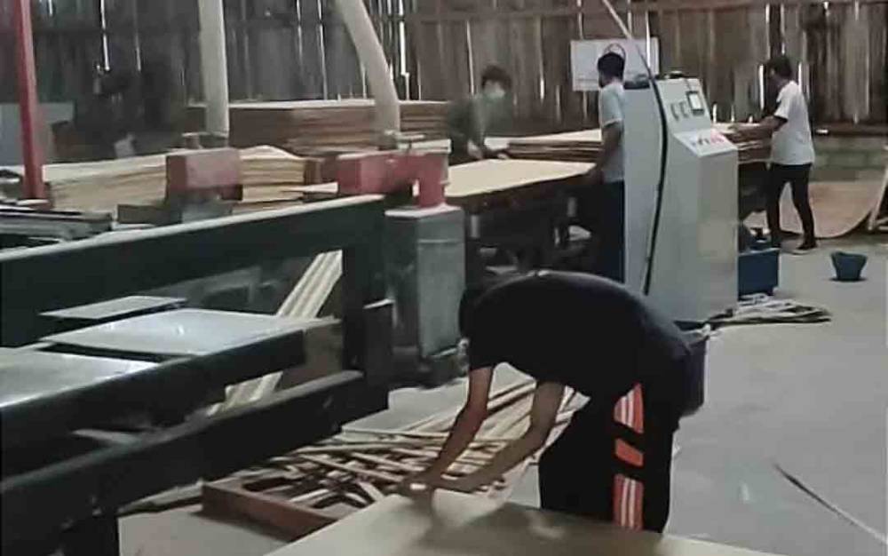 Pabrik plywood di salah satu perusahaan di Kalteng. Program bantuan subsidi upah (BSU) menjadi salah satu stimulan untuk meringankan beban di tengah inflasi akibat kenaikan harga Bahan bakar Minyak (BBM). (FOTO: ISTIMEWA)
