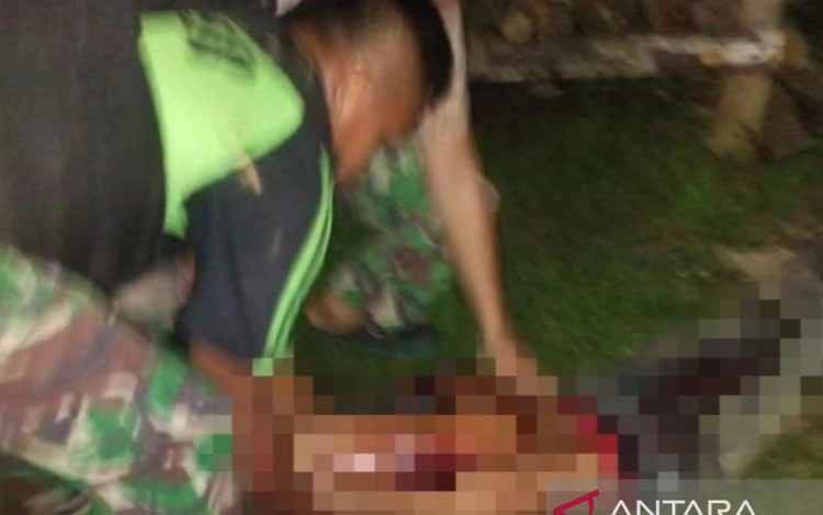 Aparat TNI evakuasi satu korban luka tembak di lengan kanan dalam penyerangan KKB terhadap 14 pekerja jalan trans Papua Barat rute Bintuni-Maybrat, Kamis (29/9/2022) petang. ANTARA/Hans Arnold Kapisa