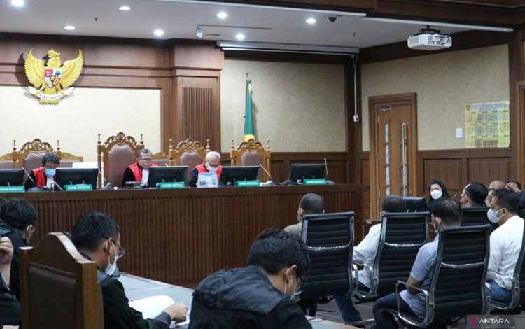 Bupati Langkat nonaktif Terbit Rencana Perangin Angin bersama empat terdakwa lain menjalani sidang pembacaan tuntutan di pengadilan Tindak Pidana Korupsi (Tipikor) Jakarta, Jumat (30/9/2022). (ANTARA/Desca Lidya Natalia)