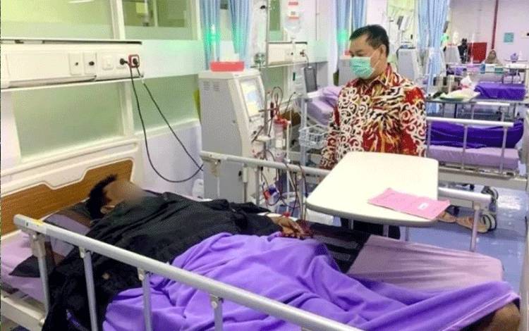 Bupati Halikinnor berbincang dengan salah seorang pasien yang memanfaatkan layanan hemodialisa atau cuci darah di RSUD dr Murjani Sampit, Sabtu (9/9/2022). (ANTARA/HO/Instagram-halikin_1)