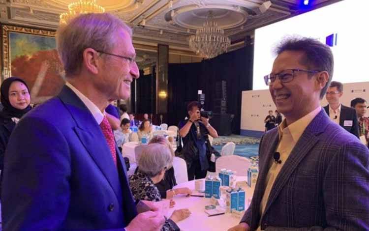 Menteri Kesehatan RI Budi Gunadi Sadikin (kanan) saat menghadiri agenda Philanthropy Asia Summit 2022: Fireside Chat, di Singapura pada Jumat (30/9/2022). (ANTARA/HO-Kemenkes).