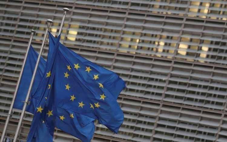 Foto Dokumen - Bendera Uni Eropa berkibar di luar markas Komisi Eropa, di Brussels, Belgia, 24 Desember 2020. (ANTARA/REUTERS/Yves Herman)