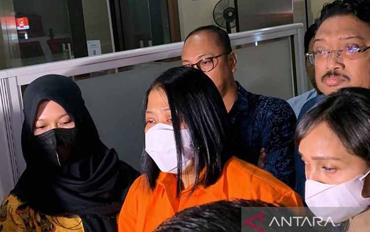 Putri Candrawathi, tersangka pembunuhan Brigadir J mengenakan baju tahanan setelah resmi ditahan oleh penyidik, di Gedung Bareskrim Polri, Jumat (30/9/2022). ANTARA/Laily Rahmawaty/aa.