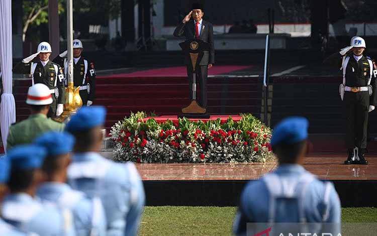 Presiden Joko Widodo (kedua kanan) selaku Inspektur Upacara memberikan hormat saat memimpin upacara Peringatan Hari Kesaktian Pancasila Tahun 2022 di Monumen Pancasila Sakti, Lubang Buaya, Jakarta Timur, Sabtu (1/10/2022). ANTARA FOTO/Sigid Kurniawan/aa. (ANTARA FOTO/SIGID KURNIAWAN)