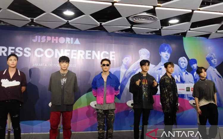Grup idola K-pop iKON dalam konferensi pers jelang perhelatan acara JISPHORIA di Jakarta International Stadium, Sabtu (1/10/202. (ANTARA/Lia Wanadriani Santosa)