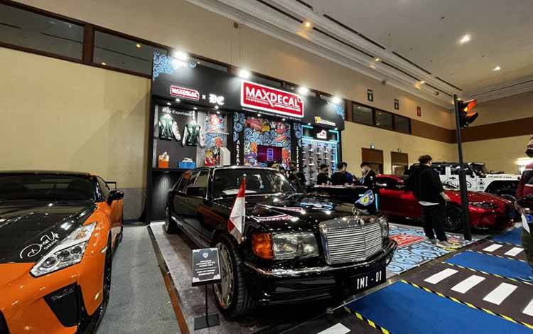 Booth Maxdecal di OLX Autos Indonesia Modification Expo (IMX) 2022 yang dihelat di Jakarta Convention Center (JCC) Jakarta, Sabtu (1/10/2022). (ANTARA/Arnidhya Nur Zhafira)