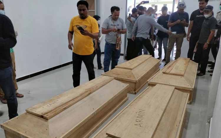 Jenazah empat korban meninggal dunia dalam peristiwa penyerangan KKB terhadap 14 pekerja jalan Trans Papua Barat rute Bintuni-Maybrat disemayamkan di kamar jenazah RS Bhayangkara, Polda Papua Barat, di Manokwari, Sabtu (1/10/2022). ANTARA/Hans Arnold Kapisa