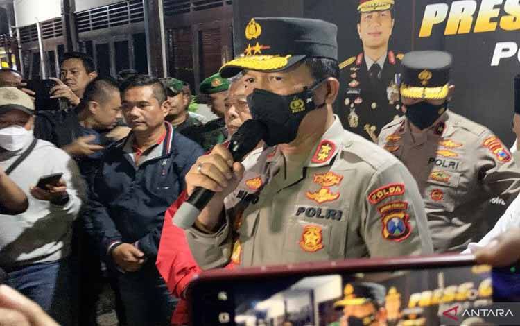 Kapolda Jawa Timur Irjen Niico Afinta memberikan keterangan pers di Polres Malang, Kabupaten Malang, Jawa Timur, Minggu (2/10/2022). (ANTARA/Vicki Febrianto)