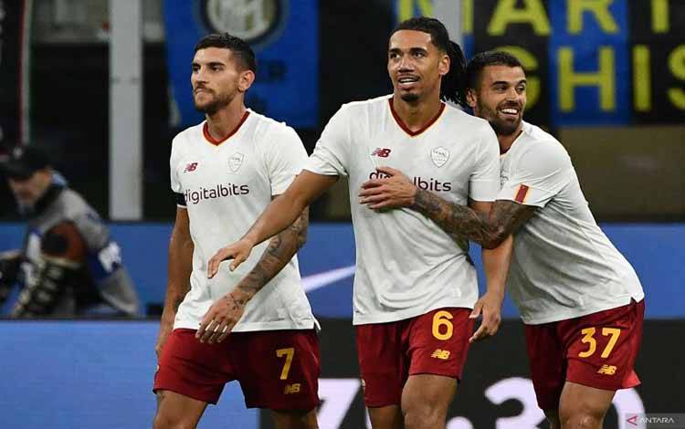 Bek AS Roma Chris Smalling (tengah) melakukan selebrasi dengan rekan setimnya usai mencetak gol ke gawang Inter Milan dalam pertandingan Liga Italia pada 1 Oktober 2022. ANTARA/AFP/ISABELLA BONOTTO