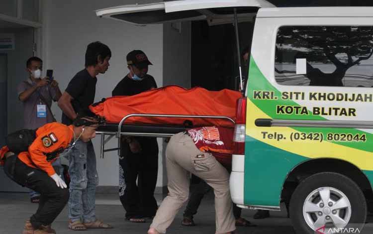Relawan dan petugas medis memasukkan jenazah korban tragedi Kanjuruhan ke mobil ambulan di ruang informasi Rumah Sakit Wava Husada , Malang, Jawa Timur, Minggu (2/10/2022). Dinas Kesehatan setempat mencatat puluhan korban kerusuhan tersebut belum teridentifikasi. ANTARA FOTO/Ari Bowo Sucipto/foc.
