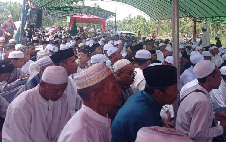 Jemaah padati haul akbarHaul Akbar Syekh Abu Hamid bin H M As'ad Al Banjari, di Desa Samuda Besar, Kecamatan Mentaya Hilir Selatan, Minggu 2 Oktober 2022