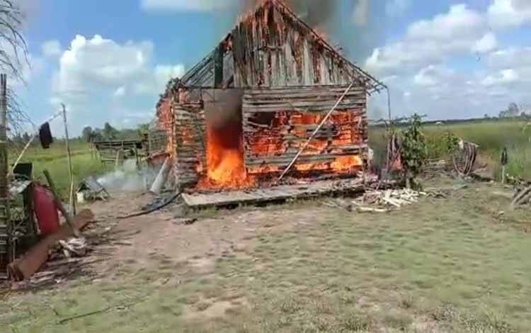Kebakaran rumah di Desa Banama RT 11, Kecamatan Pulau Petak pada Minggu, 2 Oktober 2022. (FOTO: BPBD KAPUAS)
