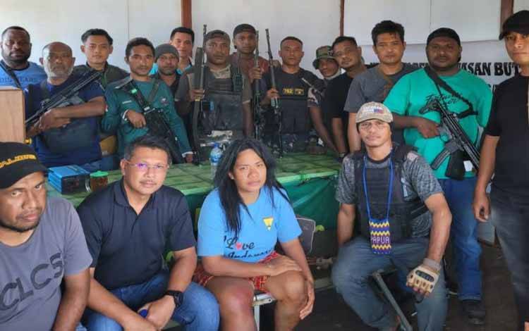 Tim Direktorat Reserse Kriminal Umum Polda Papua Barat menjemput Reva (wanita kaos biru) juru masak yang dikabarkan hilang pada peristiwa penyerangan KKB. Korban selamat sudah tiba di Kabupaten Teluk Bintuni pada Minggu (2/10/2022). (ANTARA/HANS ARNOLD KAPISA)