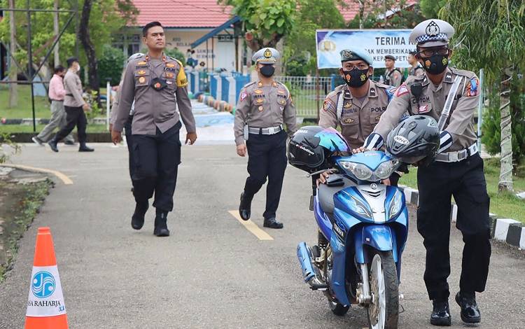 Wakapolres Barito Timur Kompol Zulyanto L Kramajaya (paling kiri), saat memimpin penindakan terhadap anggota Polres Barito Timur yang kendaraannya tidak lengkap, Senin, 3 Oktober 2022. (FOTO: IST)