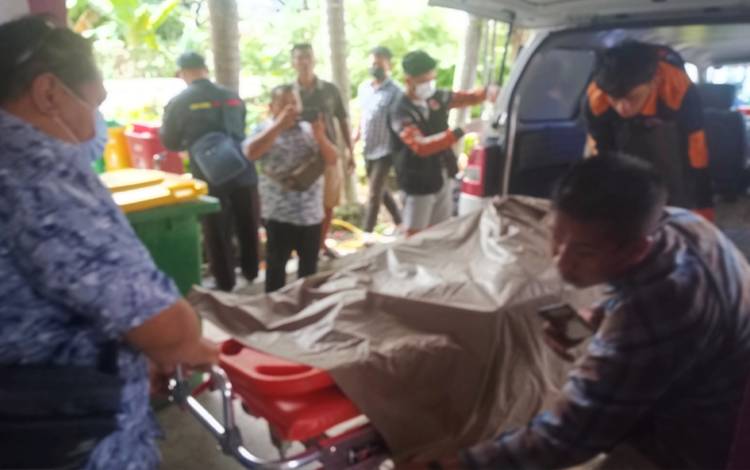 Jasad pengendara motor diturunkan dari mobil ambulan Emergency Response ke ruang jenazah RS Doris Sylvanus Palangka Raya. Senin 3 Oktober 2022. (POTO : PARLIN TAMBUNAN)