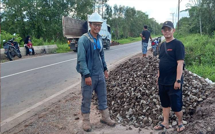 PT MKM bantu memberikan material berupa koral untuk jalan usaha tani di Desa Tarung Manuah, Kecamatan Basarang, Kabupaten Kapuas. 