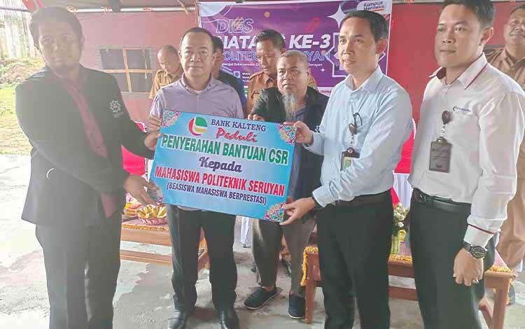 Bupati Seruyan Yulhaidir menyaksikan penyerahan bantuan CSR dari Bank Kalteng Cabang Kuala Pembuang untuk beasiswa mahasiswa berprestasi di Politeknik Seruyan (FOTO: FAHRUL)