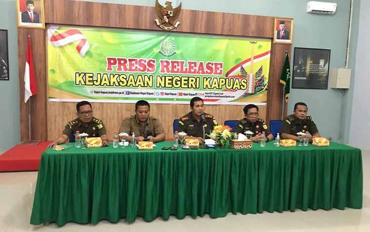 Kajari Kapuas Arif Raharjo bersama para kasi dalam rilis pelimpahan tahap II kasus dugaan Tipikor pada KPU Kapuas, Senin, 3 Oktober 2022. (FOTO: DODI)
