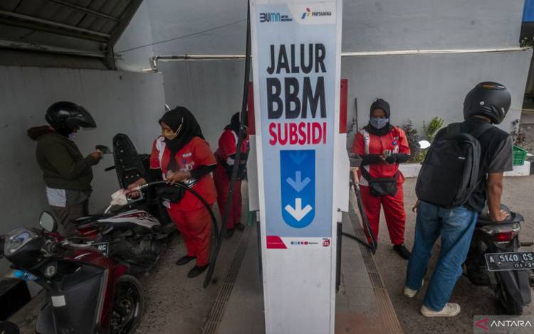 Petugas mengisi bahan bakar minyak jenis Pertalite di Rangkasbitung, Lebak, Banten, Kamis (29/9/2022). ANTARA FOTO/Muhammad Bagus Khoirunas.