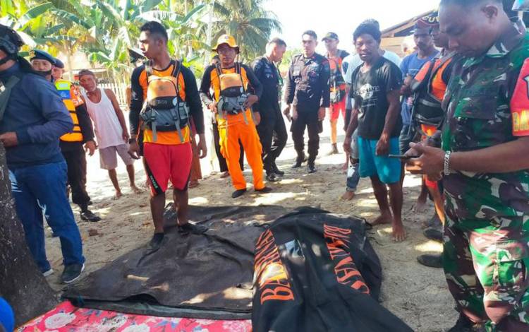Jasad Serda Ahmad Ismi La harjilun, anggota TNI-AD di Kepulauan Sula yang dilaporkan hilang diduga akibat diterkam buaya pada Minggu (2/10) di perairan Sulabesi berhasil ditemukan (ANTARA/Abdul Fatah)