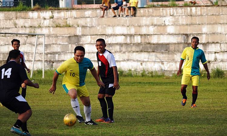 Bupati Lamandau Hendra Lesmana menggiring bola saat pertandingan eksebisi sebagai aksi pengumpulan dana di sela penundaan sejumlah pertandingan Bupati Cup IV. (FOTO : HENDI NURFALAH)