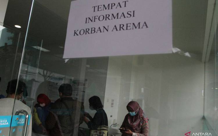 Sejumlah warga menunggu identifikasi jenazah korban kerusuhan di depan ruang informasi Rumah Sakit Wava Husada , Malang, Jawa Timur, Minggu (2/10/2022). Dinas Kesehatan setempat mencatat puluhan korban kerusuhan tersebut belum teridentifikasi. ANTARA FOTO/Ari Bowo Sucipto/foc.