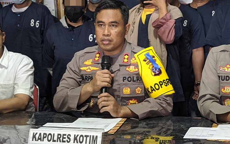 Kapolres Kotim AKBP Sarpani saat pres rilis pengungkapan kasus di Mapolres Kotim. Sementara itu, ia menyebutkan bahwa telah menyebar intelijen untuk menindaklanjuti informasi komunitas LGBT. (FOTO: HAMIM)