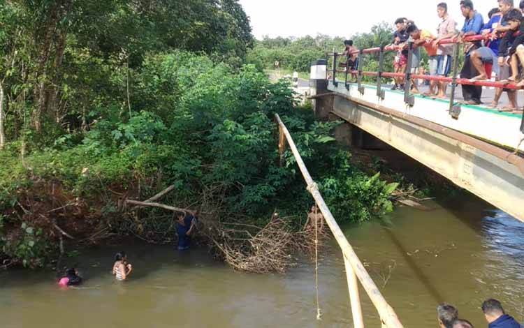 (Di Sungai) warga terlihat melakukan pencarian korban hilang saat berenang di Sungai Dusun Bantilan. (FOTO: HAMIM)