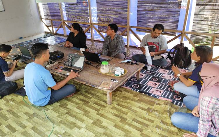 Tim LBH Palangka Raya saat berdiskusi terkait kekerasan seksual yang terjadi di Palangka Raya maupun di Barito Timur. (FOTO: BOLE MALO)