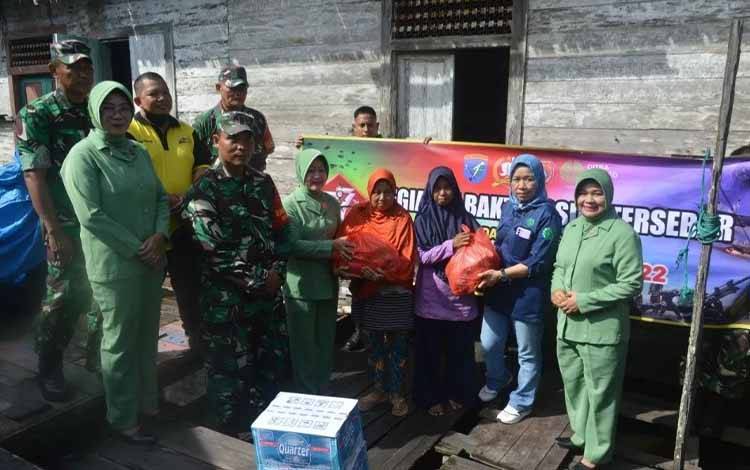 Personel Kodim 1014/Pbn dan Pengurus Persit menyaurkan bansos untuk warga kurang mampu, dalam rangka memperingati HUT TNI yang ke-77. (FOTO: DANANG)