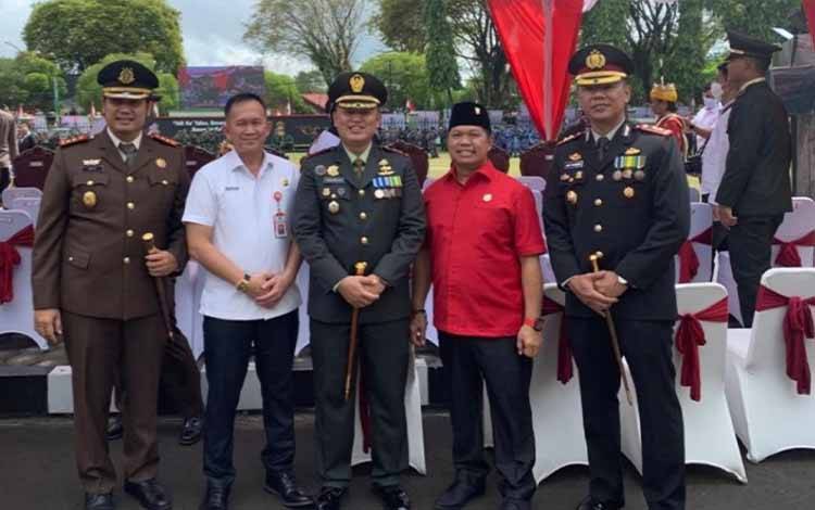 Wakil Ketua I DPRD Kapuas Yohanes (kemeja merah) bersama unsur Forkopimda Kapuas menghadiri HUT ke-77 TNI di halaman Makorem 102 Panju Panjung pada Rabu, 5 Oktober 2022. (FOTO: ISTIMEWA)